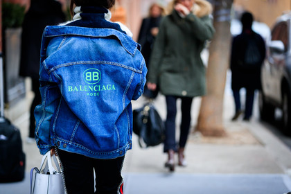 balenciaga, black pants, blue jacket, blue jacl, denim jacket, graphic jacket, leather bag, off white, printed jacket, trousers, white bag, street style, jonathan paciullo, FW, frenchystyle, fashion week, NYFW, NEW YORK, AUTUMN WINTER 2018-2019, AW 18-19, FALL WINTER 2018-2019, FW 18-19, atmosphere details, horizontal, detail