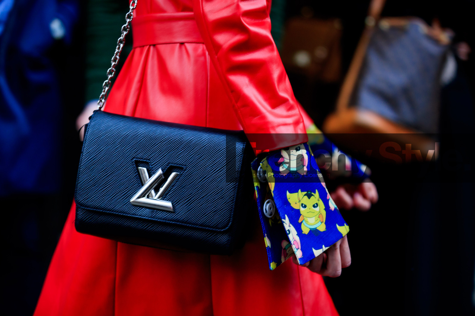 atmosphere details, AUTUMN WINTER 2017-2018, AW 17-18, black bag, blue shirt, cartoon, detail, FALL WINTER 2017-2018, fashion week, frenchystyle, FW, FW 17-18, horizontal, jonathan paciullo, leather bag, leather coat, LFW, LONDON, louis vuitton, printed shirt, red coat, street style, vinyl
