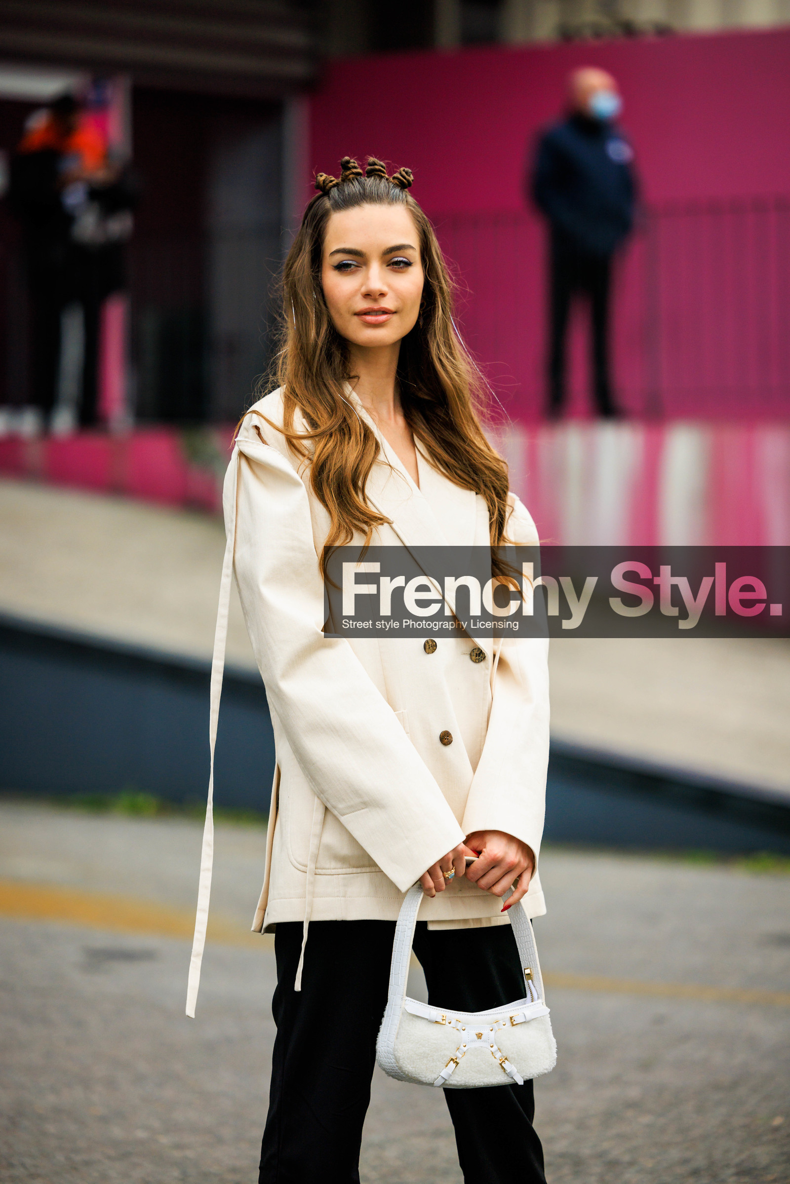 white blazer, hair bows, black trousers, white handbag, mini bag, coperni, street style, jonathan paciullo, FW, frenchystyle, fashion week, AUTUMN WINTER 2022-2023, FALL WINTER 2022_2023, FW 22-23, PFW, PARIS, vertical, detail