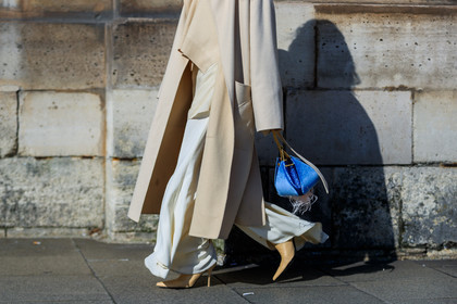 beige coat, beige shoes, beige top, blue bag, high heels, leather bag, leather shoes, trousers, white pants, street style, jonathan paciullo, FW, frenchystyle, fashion week, PFW, PARIS, AUTUMN WINTER 2018-2019, FALL WINTER 2018-2019, FW 18-19, horizontal, atmosphere details, aimee song