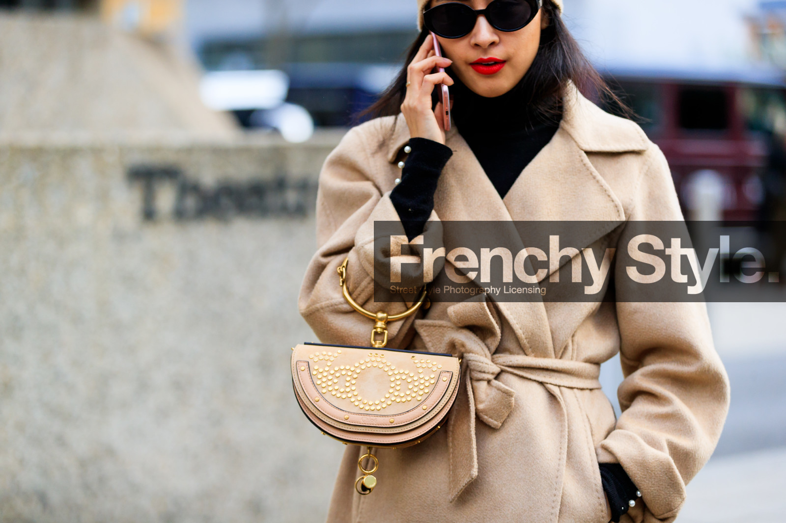 beige bag, beige coat, black sweater, chloé, leather bag, red lips, sunglasses, street style, jonathan paciullo, FW, frenchystyle, fashion week, LFW, LONDON, AUTUMN WINTER 2018-2019, AW 18-19, FALL WINTER 2018-2019, FW 18-19, horizontal, atmosphere details, detail, denni elias
