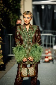 print suit, brown suit, dotts suit, feather sleeves, green feathers, gucci, gucci handbag, logo bag, blue eyeshadow, make up, hairstyle, amalie gassmann, street style, jonathan paciullo, FW, frenchystyle, fashion week, MFW, MILAN, FALL WINTER 2022_2023, AUTUMN WINTER 2022-2023, FW 22-23, vertical, atmosphere details
