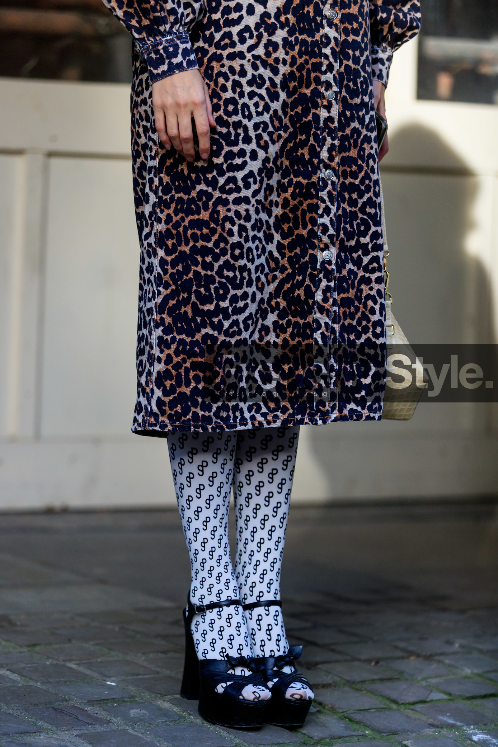 animal print, black shoes, brown dress, graphic dress, high heels, leather shoes, leopard, printed dress, tights, LONDON, LFW, fashion week, frenchystyle, FW, jonathan paciullo, street style, AUTUMN WINTER 2019-2020, AW 19-20, FW 19-20, FALL WINTER 2019-2020, vertical, atmosphere details, detail