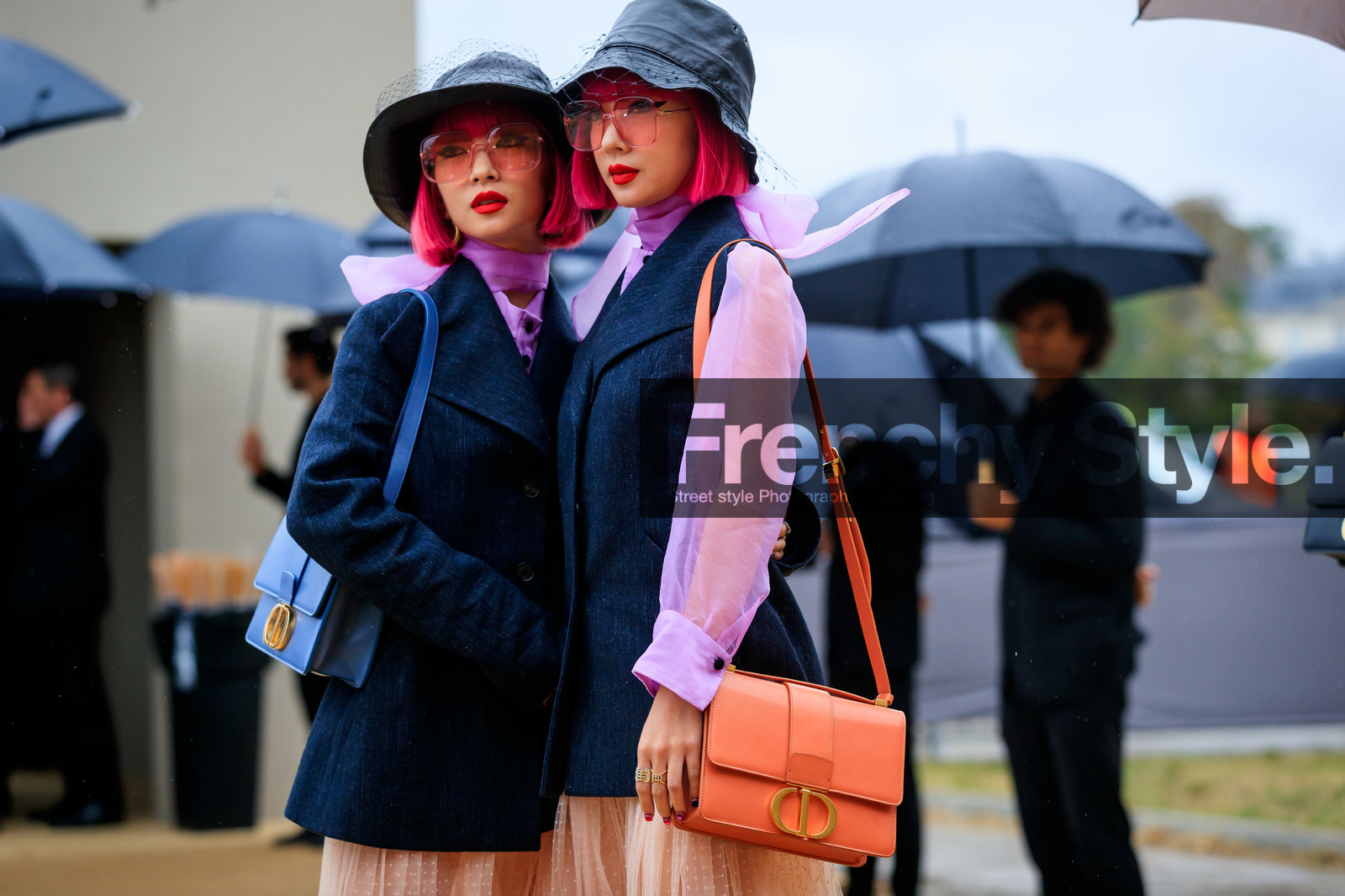 Ami and Aya Suzuki, pink hair, dyed hair, black hat, tulle hat, tulle details, pink sunglasses, square shape glasses, lilac blouse, lavalliere collar, dark grey jacket, sleeveless jacket, dior bag, dior skirt, orange leather bag, light blue leather bag, shoulder bag, nude skirt, long skirt, plumetis skirt, pleated skirt, prada boots, mini bag, laced boots, black leather boots, 30 montaigne bag, fashion week, frenchystyle, FW, jonathan paciullo, street style, SPRING SUMMER 2020, SS 20, PFW, PARIS, horizontal, atmosphere details, detail