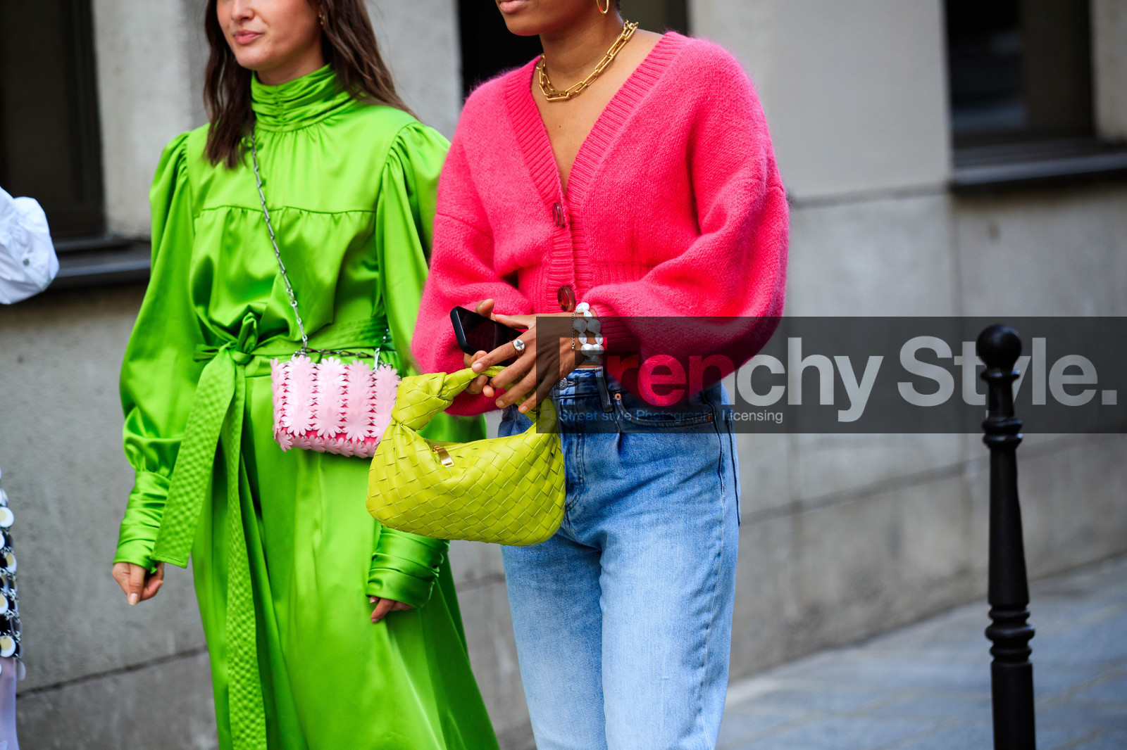 alice violier, pink cardigan, light blue jeans, yellow leather bag, bottega veneta bag, plaited bag, hand bag, green dress, neon green dress, silk dress, satin dress, high collar dress, long dress, long sleeves dress, paco rabanne bag, plastic bag, flower bag, light pink bag, crossbody bag, silvered chain strap bag, PARIS, PFW, fashion week, frenchystyle, FW, jonathan paciullo, street style, SPRING SUMMER 2021, SS 21, horizontal, atmosphere details, detail