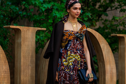 dior dress, dior bag, wax printed dress, multicolor dress, strapless dress, knoted dress, long dress, multi necklace, golden necklace, big chain necklace, long necklace, black leather clutch, golden buckle bag, headband, hair details, hair scarf, fashion week, frenchystyle, FW, jonathan paciullo, street style, SPRING SUMMER 2020, SS 20, PFW, PARIS, horizontal, atmosphere details, detail