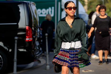 sarah brody, mini skirt, pleated skirt, checked skirt, plaid skirt, red skirt, blue skirt, dark green shirt, oversize sleeves, silk shirt, white leather belt, fashion week, frenchystyle, FW, jonathan paciullo, street style, horizontal, atmosphere details, detail, MFW, MILAN, SPRING SUMMER 2020, SS 20
