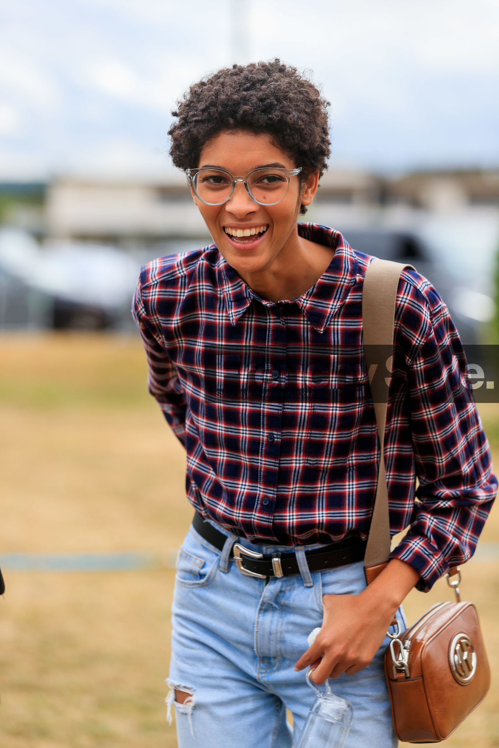 model, sheer glasses, red shirt, black shirt, checked shirt, light blue jeans, denim, used jeans, camel leather bag, black leather belt, cowboy belt, fashion week, frenchystyle, FW, jonathan paciullo, street style, SPRING SUMMER 2020, SS 20, PFW, PARIS, vertical, atmosphere details, detail