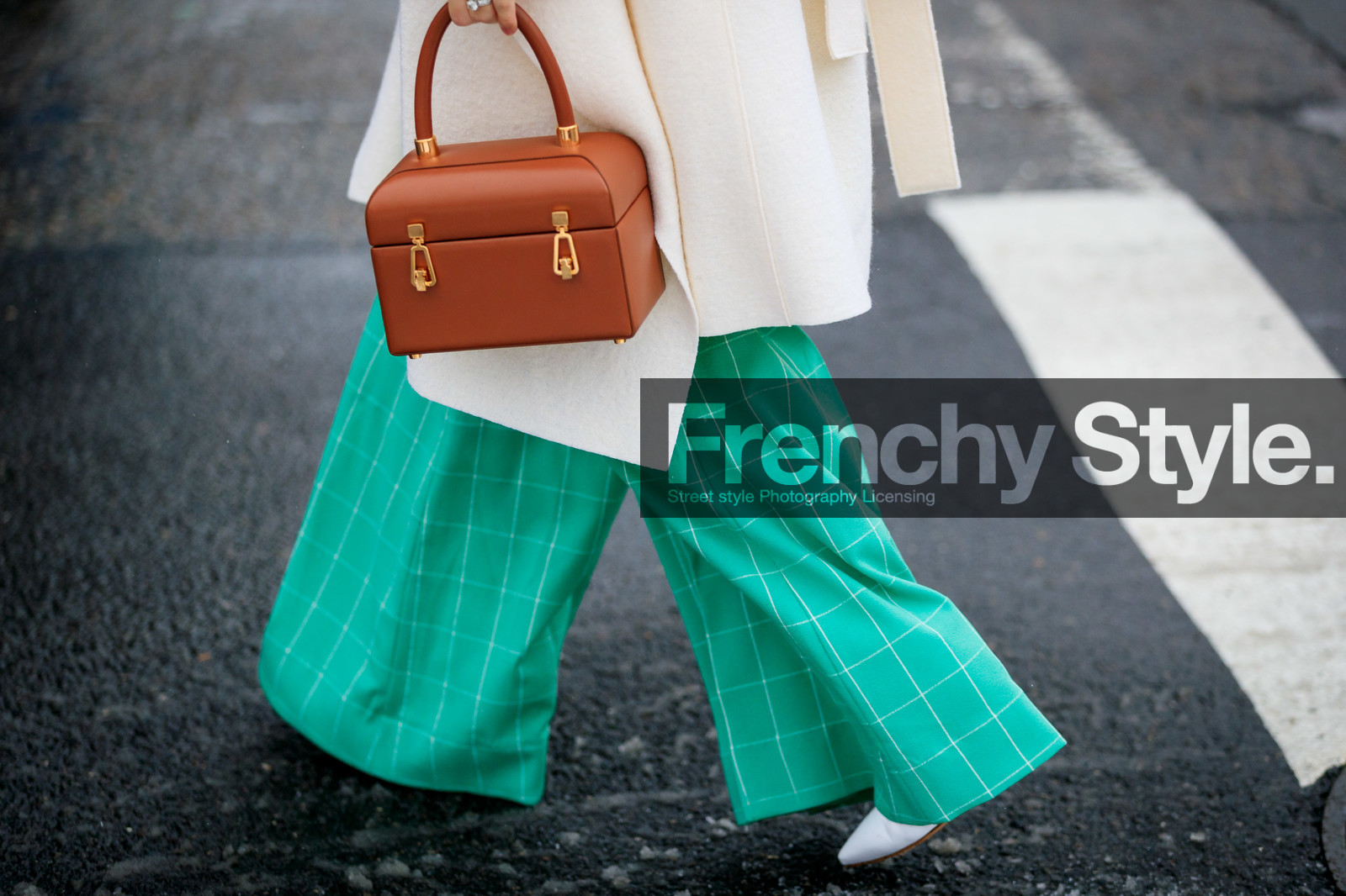 brown bag, green pants, leather bag, trousers, white coat, wide pants, street style, jonathan paciullo, frenchystyle, NYFW, NEW YORK, AUTUMN WINTER 2019-2020, AW 19-20, FALL WINTER 2019-2020, FW 19-20, FW, fashion week, atmosphere details, horizontal, detail