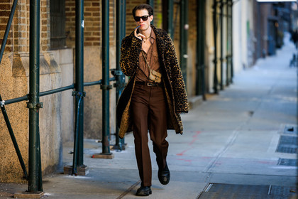 leopard printed coat, menswear, straight brown trousers, black blucked belt, black sun glasses, chunky black shoes, dotted silk brown shirt, mini suede beige bag, golden necklace, fashion week, frenchystyle, FW, jonathan paciullo, street style, NYFW, NEW YORK, AUTUMN WINTER 2022-2023, FALL WINTER 2022_2023, FW 22-23, atmosphere details, horizontal, full length
