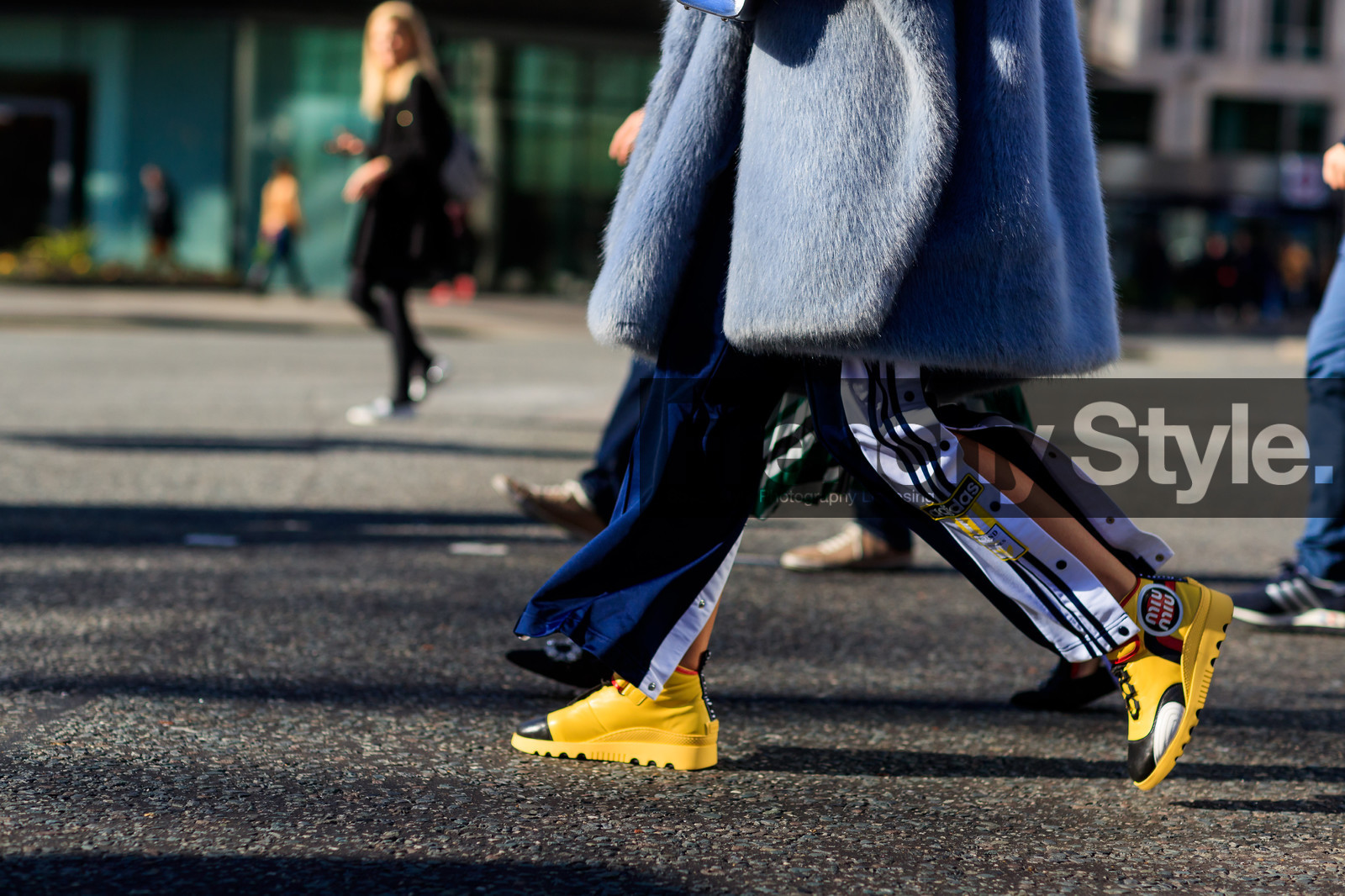adidas, blue fur coat, blue pants, graphic pants, leather shoes, miu miu, printed pants, sweatpants, trousers, yellow shoes, street style, jonathan paciullo, FW, frenchystyle, fashion week, LFW, LONDON, AUTUMN WINTER 2018-2019, AW 18-19, FALL WINTER 2018-2019, FW 18-19, horizontal, atmosphere details, detail