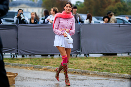 vanille verloes, dior bag, dior top, dior shoes, dior socks, sportswear, pink polo shirt, long sleeves t-shirt, white skirt, pleated skirt, lacoste skirt, mini skirt, pink scarf, woolen scarf, white bag, hand bag, high boots, high heels boots, high socks, pink socks, monogrammed boots, sharp end boots, red boots, laced boots, fashion week, frenchystyle, FW, jonathan paciullo, street style, SPRING SUMMER 2020, SS 20, PFW, PARIS, horizontal, atmosphere details, detail