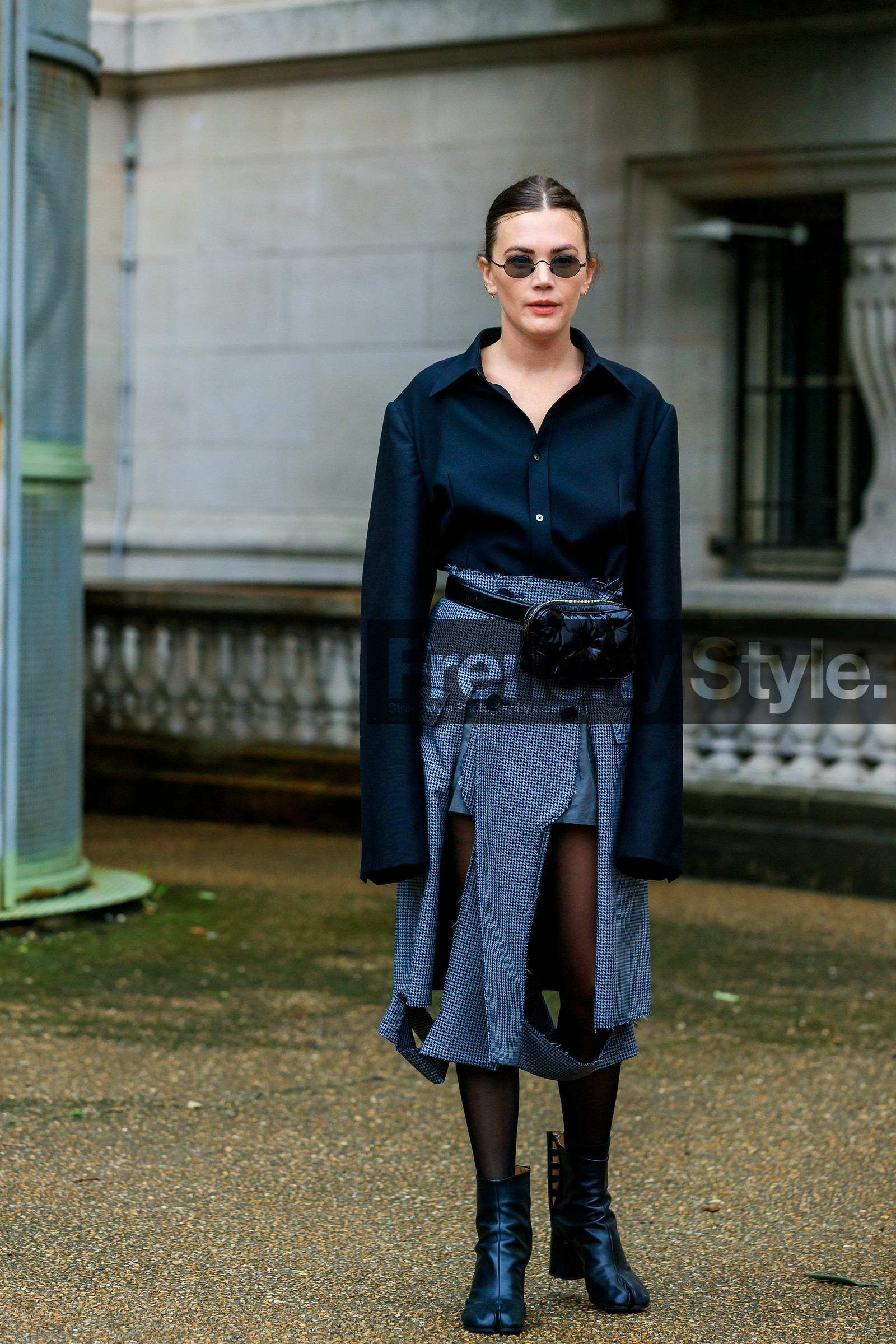 madelynn furlong, margiela look, margiela bag, margiela boots, margiela shirt, margiela skirt, black shirt, oversize sleeves, houndstooth printed skirt, mid long skirt, navy blue skirt, checked skirt, used skirt, button skirt, belt bag, quilted bag, quilted belt, black polish bag, black polish belt, black leather boots, low boots, camel toe margiela boots, black tights, black sunglasses, small sunglasses, round shape sunglasses, fashion week, frenchystyle, FW, jonathan paciullo, street style, SPRING SUMMER 2020, SS 20, PFW, PARIS, vertical, full length