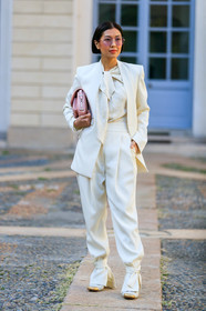 white total look, white shirt, white jacket, white pants, pink leather bag, tods bag, lavalliere collar, brocart shirt, tailored pants, purple sunglasses, round shape sunglasses, quilted shoes, white leather shoes, golden shoes, fashion week, frenchystyle, FW, jonathan paciullo, street style, vertical, full length, MFW, MILAN, SPRING SUMMER 2020, SS 20