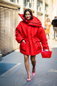 red jacket, wintet coat, puffed jacket, red lips, basket bag, red handbag, pink heels, valentino, Tiffany Hsu, street style, jonathan paciullo, FW, frenchystyle, fashion week, AUTUMN WINTER 2022-2023, FALL WINTER 2022_2023, FW 22-23, PARIS, PFW, full length, vertical