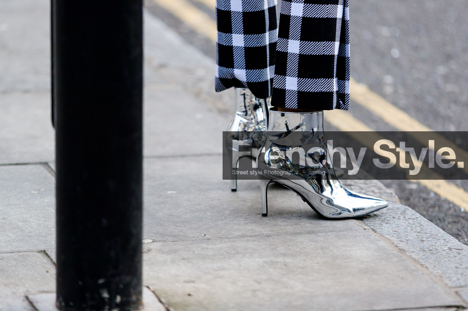 atmosphere details, AUTUMN WINTER 2017-2018, AW 17-18, black and white, checked pants, detail, FALL WINTER 2017-2018, fashion week, frenchystyle, FW, FW 17-18, geometric, graphic pants, high heels, horizontal, jonathan paciullo, leather shoes, LFW, LONDON, metallic heels, plaid, printed pants, shiny boots, silver shoes, street style, trousers