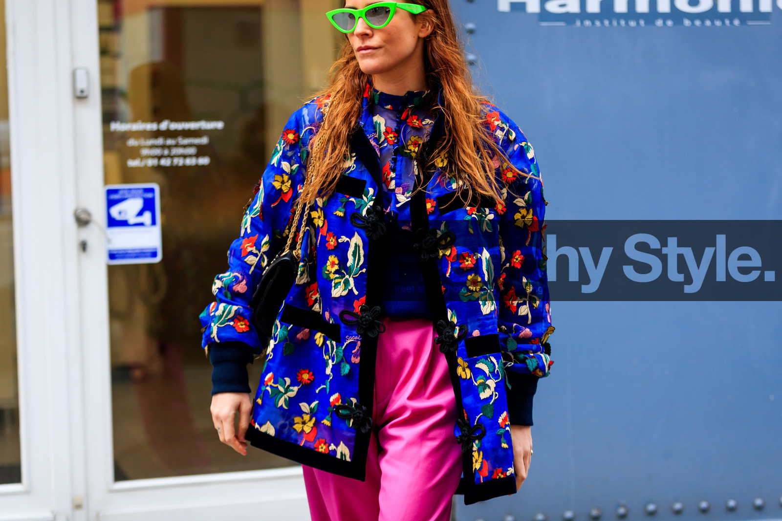 black bag, blue jacket, floral, flowers, fun sunglasses, graphic jacket, pink pants, printed jacket, sunglasses, trousers, street style, jonathan paciullo, FW, frenchystyle, fashion week, PFW, PARIS, AUTUMN WINTER 2018-2019, FALL WINTER 2018-2019, FW 18-19, horizontal, atmosphere details, blanca miro scrimieri