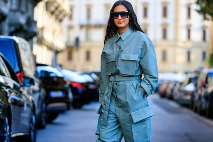 nausheen shah, light blue jumpsuit, multi pocket jumpsuit, long sleeves jumpsuit, safari jumpsuit, futurist shape sunglasses, golden sunglasses, big sunglasses, fashion week, frenchystyle, FW, jonathan paciullo, street style, horizontal, atmosphere details, detail, MFW, MILAN, SPRING SUMMER 2020, SS 20