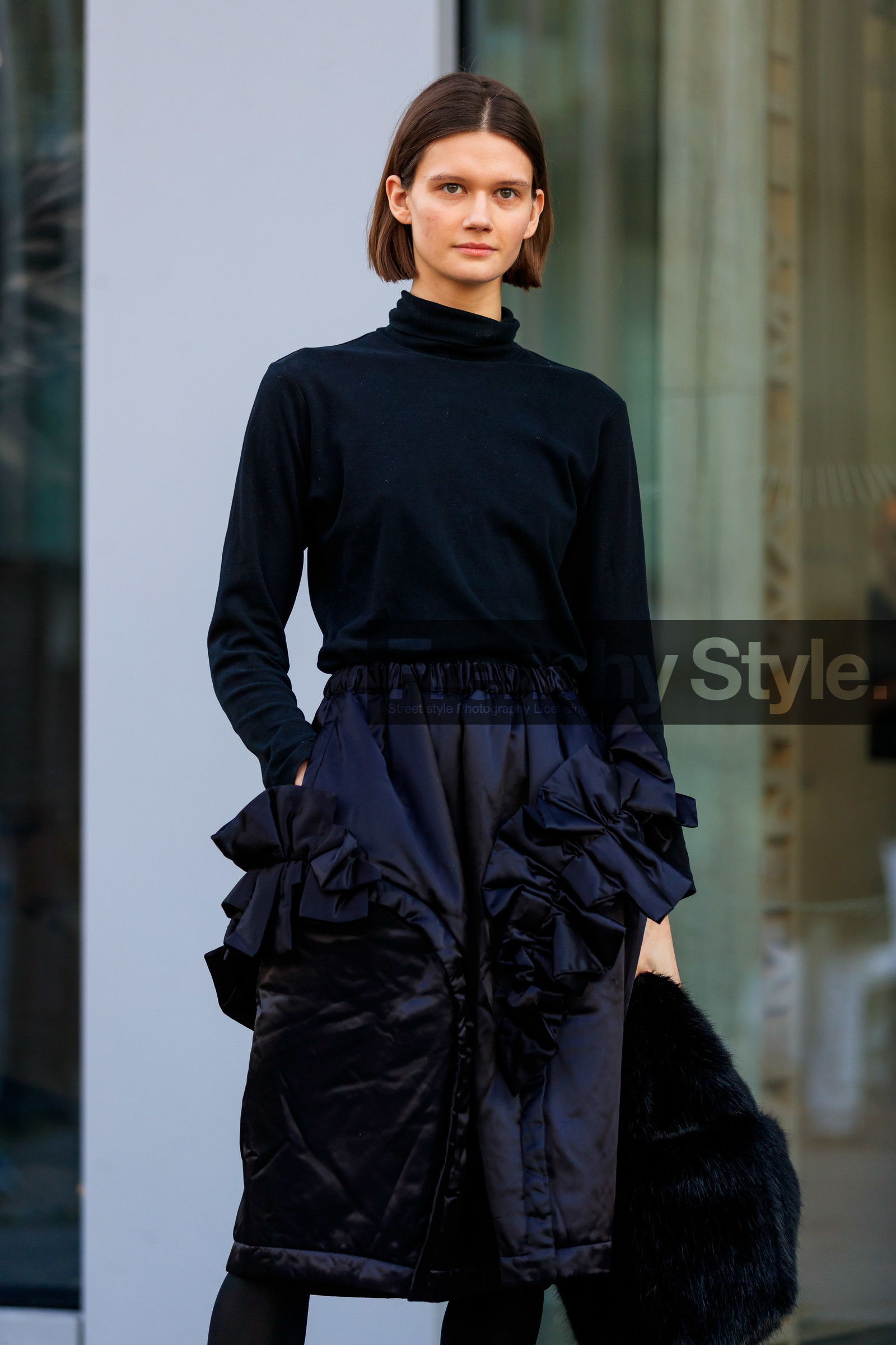 black bag, black skirt, black turtleneck, Daniela Kocianova, fur bag, model, ruffled skirt, tone on tone, total look black, LONDON, LFW, fashion week, frenchystyle, FW, jonathan paciullo, street style, AUTUMN WINTER 2019-2020, AW 19-20, FW 19-20, FALL WINTER 2019-2020, vertical, atmosphere details, detail