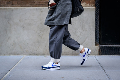 black bag, grey jacket, grey pants, leather bag, leather shoes, nike, streetwear, trousers, white shoes, white sneakers, street style, jonathan paciullo, FW, frenchystyle, fashion week, NYFW, NEW YORK, AUTUMN WINTER 2018-2019, AW 18-19, FALL WINTER 2018-2019, FW 18-19, atmosphere details, horizontal, detail