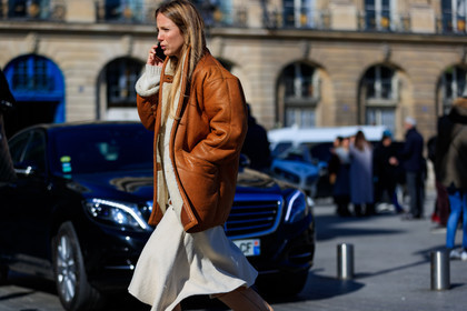 brown jacket, leather jacket, shearling, white dress, street style, jonathan paciullo, FW, frenchystyle, fashion week, PFW, PARIS, AUTUMN WINTER 2018-2019, FALL WINTER 2018-2019, FW 18-19, horizontal, atmosphere details, jennifer neyt