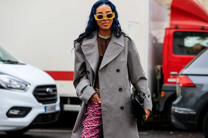 loewe sunglasses, yellow sunglasses, square shape glasses, white sunglasses, light grey trench coat, blue hair, dyed hair, margiela bag, black polish bag, black polish clutch, black top, sheer top, black bra, black leather belt, studs belt, pink pants, checked pants, embroidered pants, big chain necklace, silvered chain necklace, aleali may, fashion week, frenchystyle, FW, jonathan paciullo, street style, SPRING SUMMER 2020, SS 20, PFW, PARIS, horizontal, atmosphere details, detail