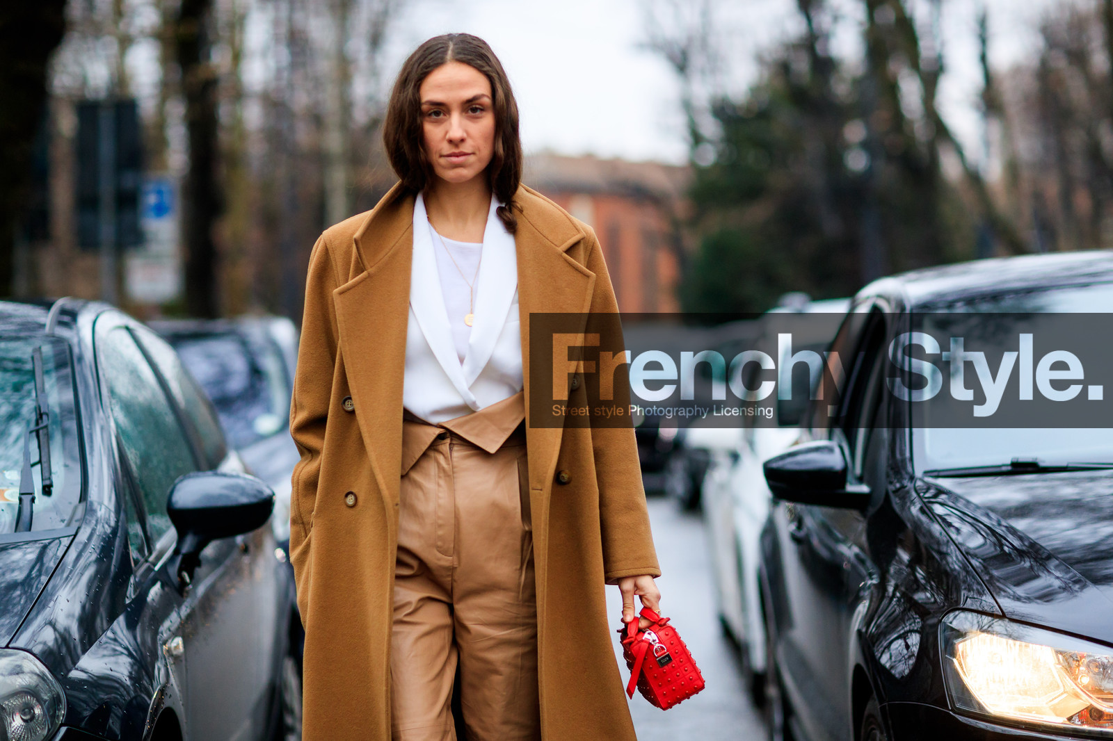 camel coat, camel pants, leather bag, leather pants, red bag, trousers, white shirt, white t-shirt, fashion week, frenchystyle, FW, jonathan paciullo, street style, MFW, MILAN, AUTUMN WINTER 2018-2019, FALL WINTER 2018-2019, FW 18-19, horizontal, atmosphere details, susie lau