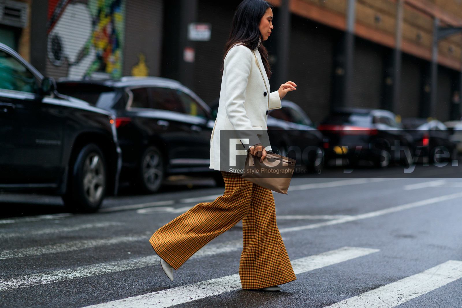 beige leather clutch, loewe bag, white jacket, flare pants, checked pants, camel pants, fashion week, frenchystyle, FW, jonathan paciullo, street style, NYFW, NEW YORK, AUTUMN WINTER 2020-2021, FALL WINTER 2020-2021, FW 20-21, horizontal, atmosphere details, full length