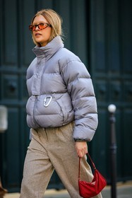 puffed jacket, grey jacket, winter jacket, orange glasses, oatmeal pants, flared pants, red handbag, prada handbag, prada nylon, street style, jonathan paciullo, FW, frenchystyle, fashion week, AUTUMN WINTER 2022-2023, FALL WINTER 2022_2023, FW 22-23, PFW, PARIS, vertical, detail