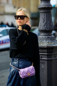 linda tol, black pullover, black sunglasses, golden bracelet, big chain bracelet, belt bag, belted pants, lilac bag, quilted bag, blue vinyl pants, vinyl pants, tol sunglasses, big sunglasses, pearl strap sunglasses, chanel bag, chanel belt, chanel bracelet, chanel pants, fashion week, frenchystyle, FW, jonathan paciullo, street style, PFW, PARIS, vertical, atmosphere details, detail