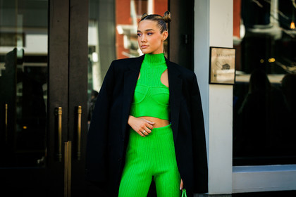 knitted fluo green cropped top, black blazer, green fluo mini bag, green fluo trousers, high bows, Olivia Ponton, cropped top, fashion week, frenchystyle, FW, jonathan paciullo, street style, NYFW, NEW YORK, AUTUMN WINTER 2022-2023, FALL WINTER 2022_2023, FW 22-23, atmosphere details, horizontal