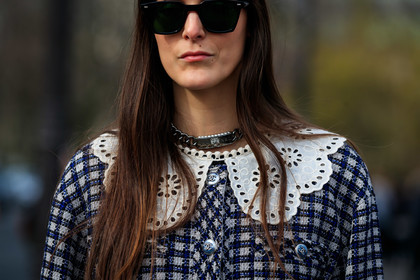 black jacket, checked jacket, white collar, white jacket, silvered choker, navy blue jacket, lurex jacket, lace collar, chanel jacket, chanel necklace, big chain necklace, close up detail, fashion week, frenchystyle, FW, jonathan paciullo, street style, PFW, PARIS, horizontal, atmosphere details, detail
