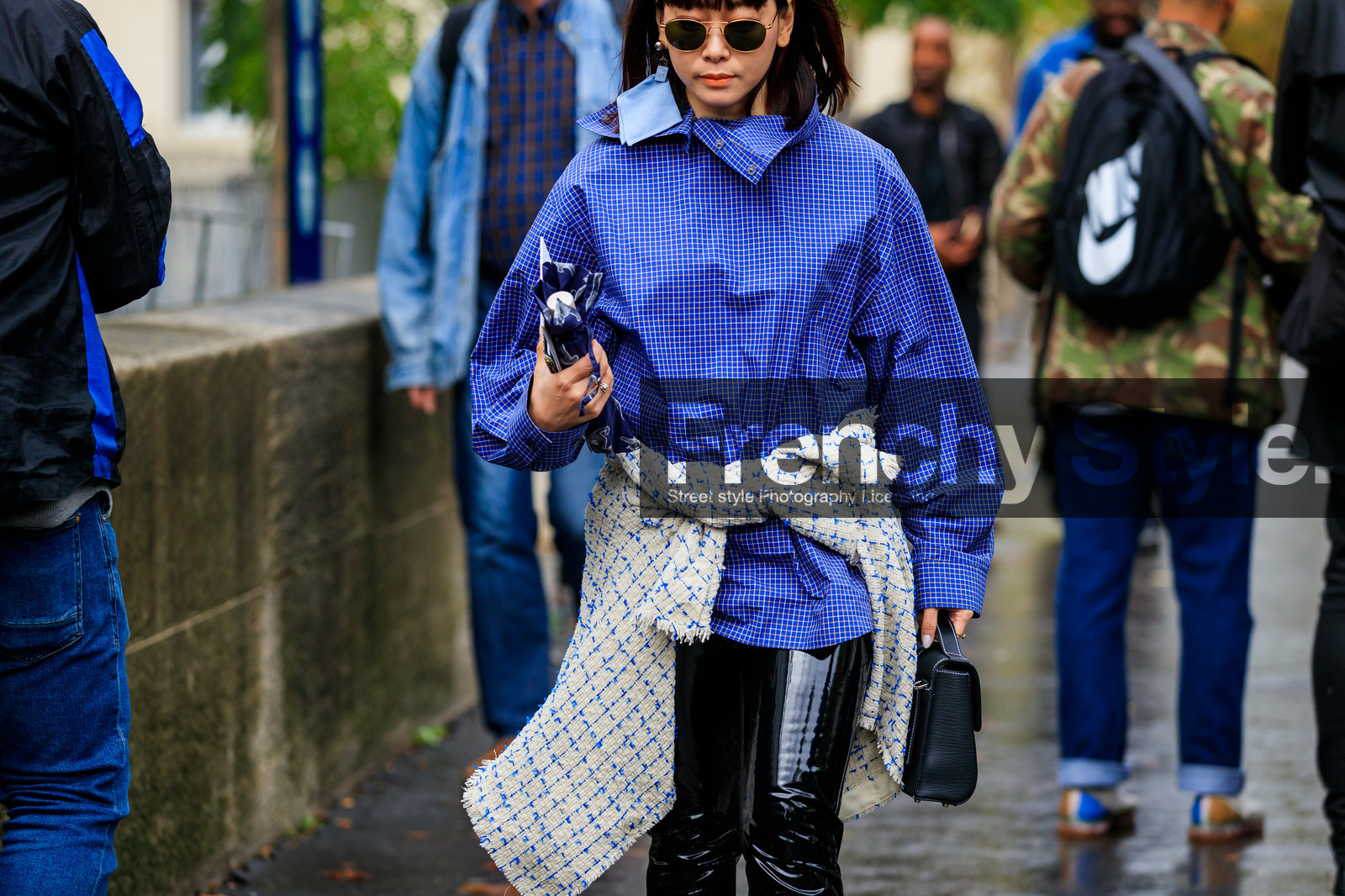maikop, maiko shibata, blue shirt, blue blouse, checked blouse, checked shirt, high collar shirt, high collar blouse, oversize blouse, oversize shirt, white jacket, tweed jacket, striped jacket, vinyl pants, black pants, aviator sunglasses, metalic frame sunglasses, golden frame sunglasses, dangling earrings, blue earrings, fashion week, frenchystyle, FW, jonathan paciullo, street style, SPRING SUMMER 2020, SS 20, PFW, PARIS, horizontal, atmosphere details, detail