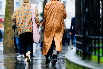beige jacket, black pants, burberry, camel coat, checked, graphic jacket, high heels, leather bag, leather shoes, pink shoes, plaid, printed jacket, tartan, trousers, street style, jonathan paciullo, FW, frenchystyle, fashion week, LFW, LONDON, AUTUMN WINTER 2018-2019, AW 18-19, FALL WINTER 2018-2019, FW 18-19, horizontal, atmosphere details, detail