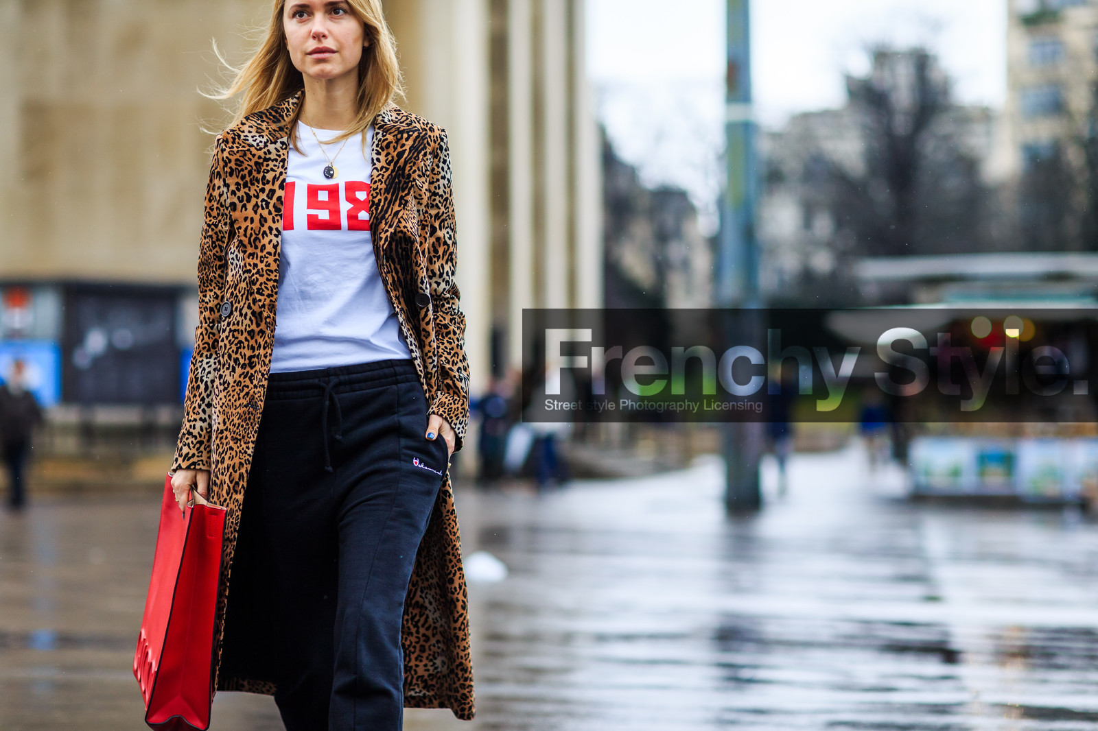 animal print, atmosphere details, AUTUMN WINTER 2016-2017, AW 16-17, black pants, black shoes, detail, FALL WINTER 2016-2017, fashion week, frenchystyle, FW, FW 16-17, gucci, horizontal, jonathan paciullo, leather bag, leather shoes, leopard coat, leopard print, louis vuitton, PARIS, pernille teisbaek, PFW, red bag, street style, sweatpants, vêtements, white t shirt