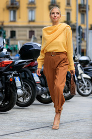 leonie hanne, yellow pullover, brown pants, belted pants, tailored pants, drape pullover, coperni bag, round shape bag, animal skin bag, golden earrings, hoop earrings, bottega veneta shoes, chain detail shoes, white leather shoes, squared toed shoes, openwork shoes, carrot pants, fashion week, frenchystyle, FW, jonathan paciullo, street style, vertical, full length, MFW, MILAN, SPRING SUMMER 2020, SS 20