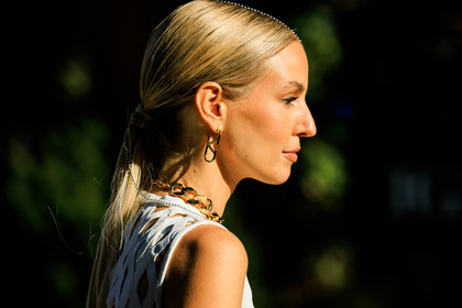 valentino, valentino golden loops, valentino golden choker, leonie hanne, fashion week, frenchystyle, FW, jonathan paciullo, street style, NYFW, NEW YORK, AUTUMN WINTER 2022-2023, FALL WINTER 2022_2023, FW 22-23, atmosphere details, horizontal