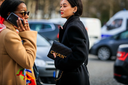kim jones, black coat, black leather bag, quilted bag, bag detail, close up detail, golden buckle bag, chanel bag, fashion week, frenchystyle, FW, jonathan paciullo, street style, PFW, PARIS, horizontal, atmosphere details, detail