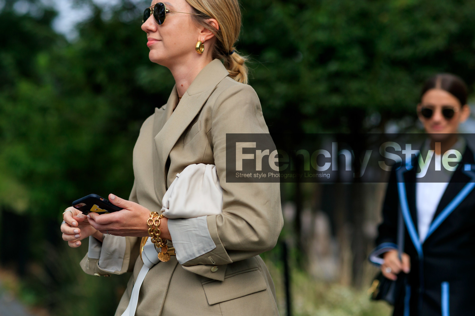 beige jacket, blazer, bottega veneta, bracelet, earrings, lisa aiken, sunglasses, white bag, street style, jonathan paciullo, FW, frenchystyle, fashion week, NEW YORK, NYFW, SPRING SUMMER 2020, SS 20, horizontal, atmosphere details, detail