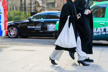 atmosphere details, AUTUMN WINTER 2017-2018, AW 17-18, black coat, black shoes, detail, FALL WINTER 2017-2018, fashion week, frenchystyle, FW, FW 17-18, high heels, horizontal, jonathan paciullo, leather bag, leather shoes, LFW, LONDON, street style, trousers, white bag