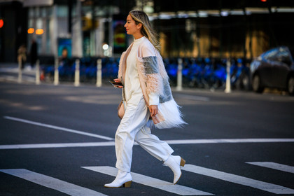 full white look, furry printed coat, white leather bottines, fashion week, frenchystyle, FW, jonathan paciullo, street style, NYFW, NEW YORK, AUTUMN WINTER 2022-2023, FALL WINTER 2022_2023, FW 22-23, atmosphere details, horizontal, full length