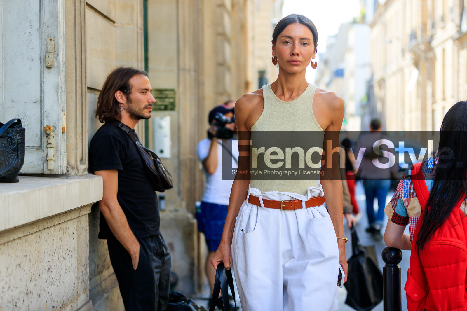 beige top, denim pants, earrings, jeans, leather belt, orange belt, trousers, white denim, wide pants, fashion week, frenchystyle, FW, jonathan paciullo, street style, PFW, PARIS, horizontal, atmosphere details, detail, AUTUMN WINTER 2018-2019, FALL WINTER 2018-2019, FW 18-19, julie pelipas