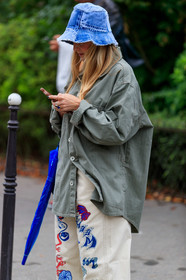 denim hat, kaki shirt, white jeans, embroidered jeans, oversize shirt, oversize pants, oversize jeans, fashion week, frenchystyle, FW, jonathan paciullo, street style, SPRING SUMMER 2020, SS 20, PFW, PARIS, vertical, atmosphere details, detail