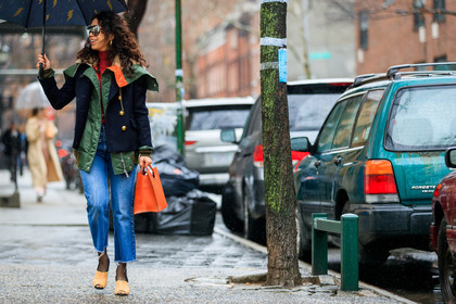 beige shoes, blue denim, blue jacket, denim pants, green jacket, high heels, jeans, leather bag, leather shoes, orange bag, red sweater, sunglasses, trousers, turtleneck sweater, umbrella, street style, jonathan paciullo, FW, frenchystyle, fashion week, NYFW, NEW YORK, AUTUMN WINTER 2018-2019, AW 18-19, FALL WINTER 2018-2019, FW 18-19, atmosphere details, horizontal, full length