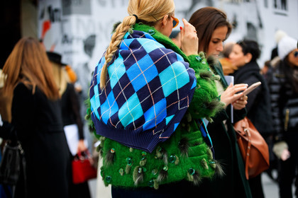 blue sweater, braids, checked, embroidered jacket, graphic jacket, green fur, green jacket, over the shoulder, plaid, printed jacket, tartan, street style, jonathan paciullo, FW, frenchystyle, fashion week, PFW, PARIS, AUTUMN WINTER 2018-2019, FALL WINTER 2018-2019, FW 18-19, horizontal, atmosphere details, chloe king