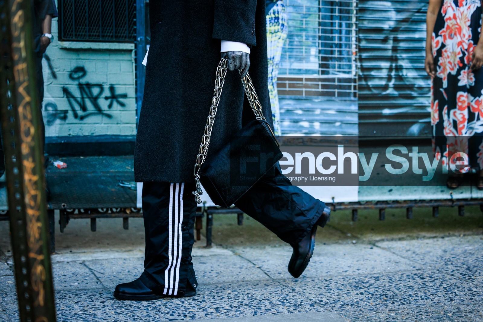 details, full black look, black pants, white striped pants, black handbag, fashion week, frenchystyle, FW, jonathan paciullo, street style, NYFW, NEW YORK, AUTUMN WINTER 2022-2023, FALL WINTER 2022_2023, FW 22-23, atmosphere details, horizontal