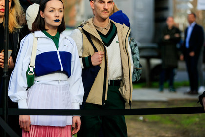 blue lipstick, blue jacket, white jacket, white skirt, pleated skirt, pink skirt, bicolor jacket, striped jacket, zipped jacket, green polo shirt, sportswear, sportswear jacket, lacoste jacket, lacoste polo shirt, lacoste pullover, lacoste skirt, white pullover, beige jacket, sleeveless jacket, green pullover, beige polo shirt, lacoste total look, fashion week, frenchystyle, FW, jonathan paciullo, street style, PFW, PARIS, horizontal, atmosphere details, detail