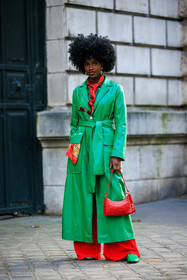 green loafers, afro hair, red scarf, green trench coat, long trench, red trousers, flared pants, red handbag, red sunglasses, croco bag, street style, jonathan paciullo, FW, frenchystyle, fashion week, AUTUMN WINTER 2022-2023, FALL WINTER 2022_2023, FW 22-23, PARIS, PFW, full length, vertical