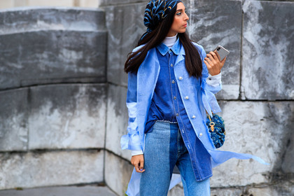 gabriella berdugo, blue scarf, blue jacket, blue jeans, blue shirt, blue bag, blue total look, denim, denim shirt, denim bag, denim total look, chain printed scarf, hair scarf, monogrammed bag, louis vuitton bag, organza jacket, sheer jacket, patchwork jeans, fashion week, frenchystyle, FW, jonathan paciullo, street style, PFW, PARIS, SPRING SUMMER 2021, SS 21, horizontal, atmosphere details, detail