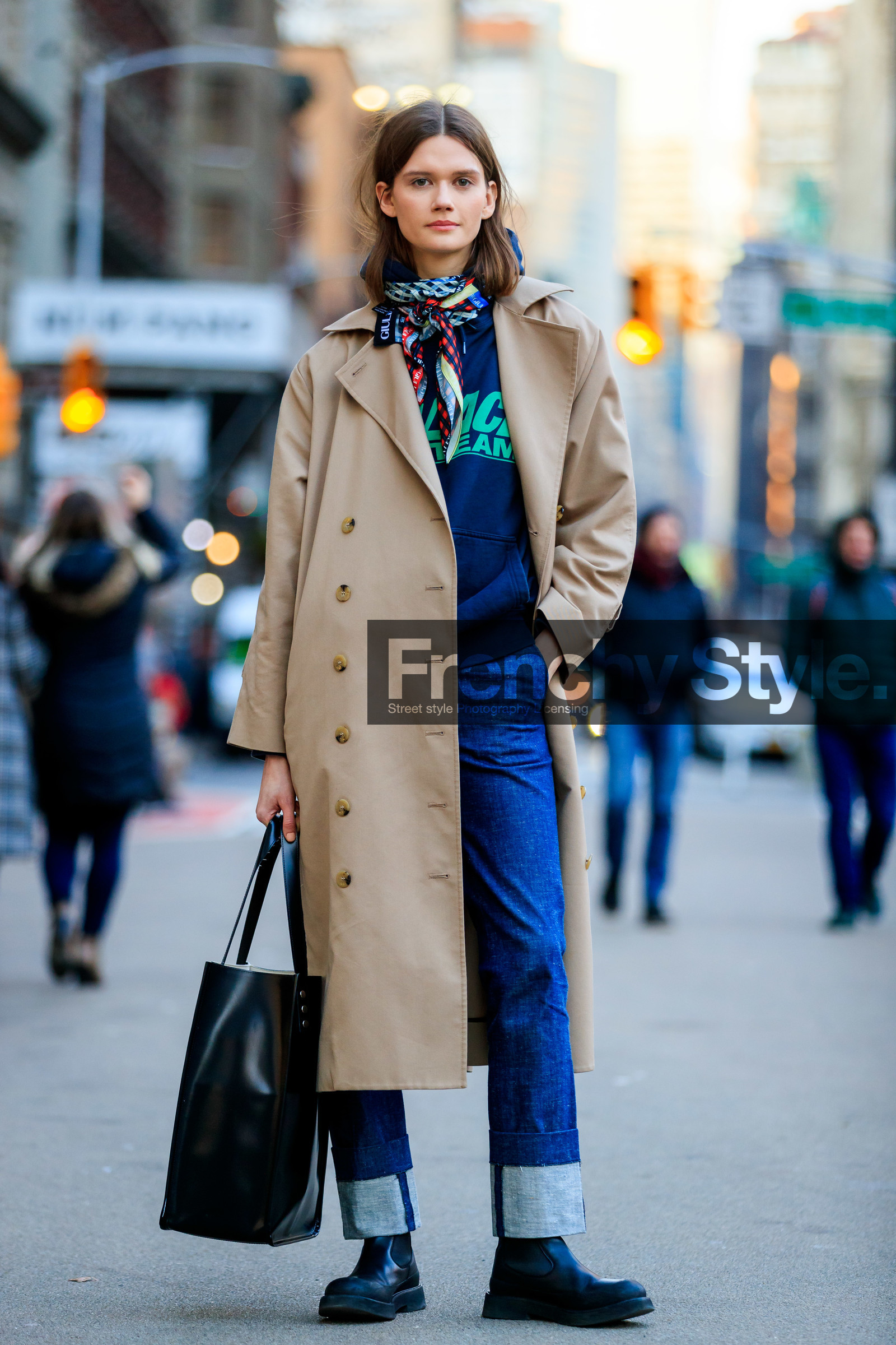model, beige trench coat, black hoodie, black scarf, silk scarf, printed scarf, letter printed scarf, letter printed sweatshirt, letter printed hoodie, blue jeans, denim, checked scarf, black leather bag, black leather boots, shopping bag, chelsea boots, flat boots, daniela kocianova, fashion week, frenchystyle, FW, jonathan paciullo, street style, FALL WINTER 2020-2021, AUTUMN WINTER 2020-2021, FW 20-21, vertical, full length, NYFW, NEW YORK
